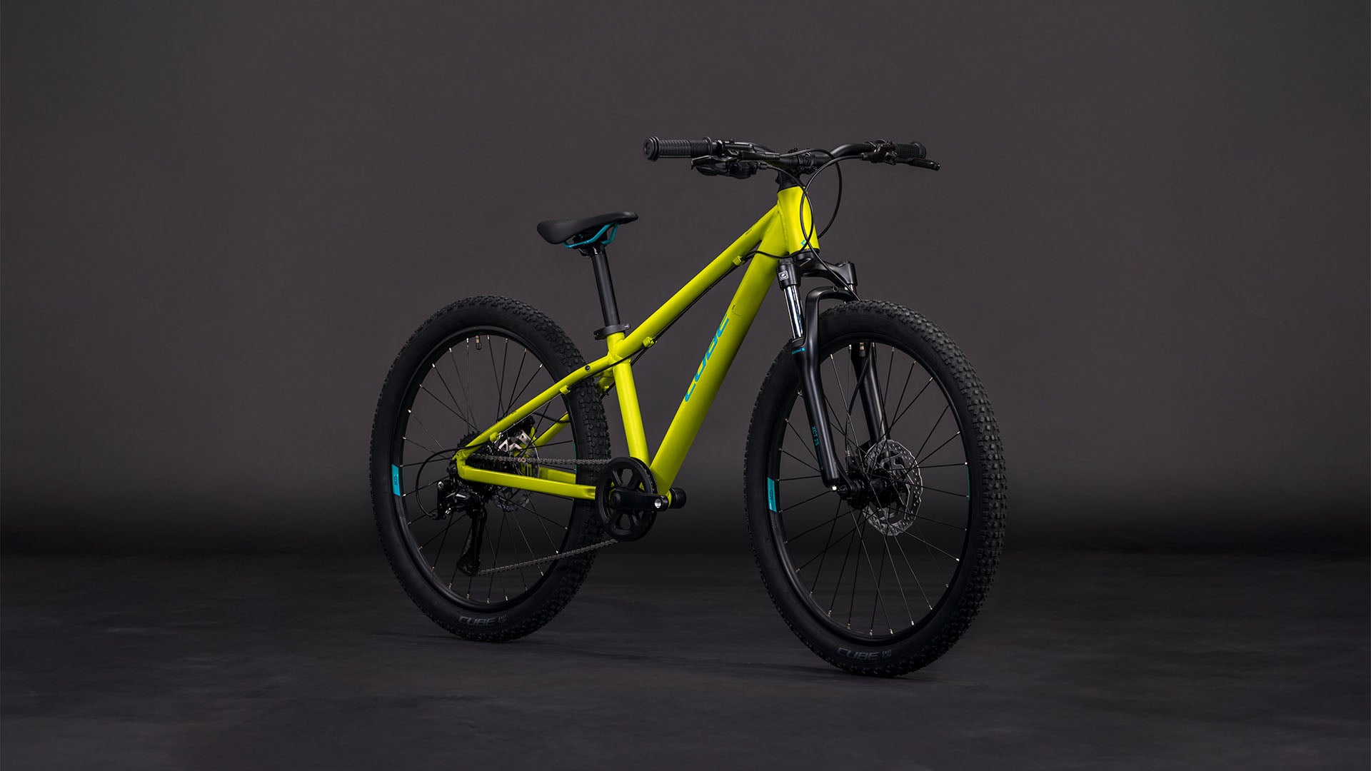 Bicicleta infantil CUBE Acid 200 2026 lizard & blue vista frontal con horquilla de suspensión para niños