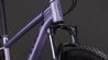 Detalle del cuadro de aluminio CUBE Aim ONE 2026 lightpurple & chrome con logo CUBE