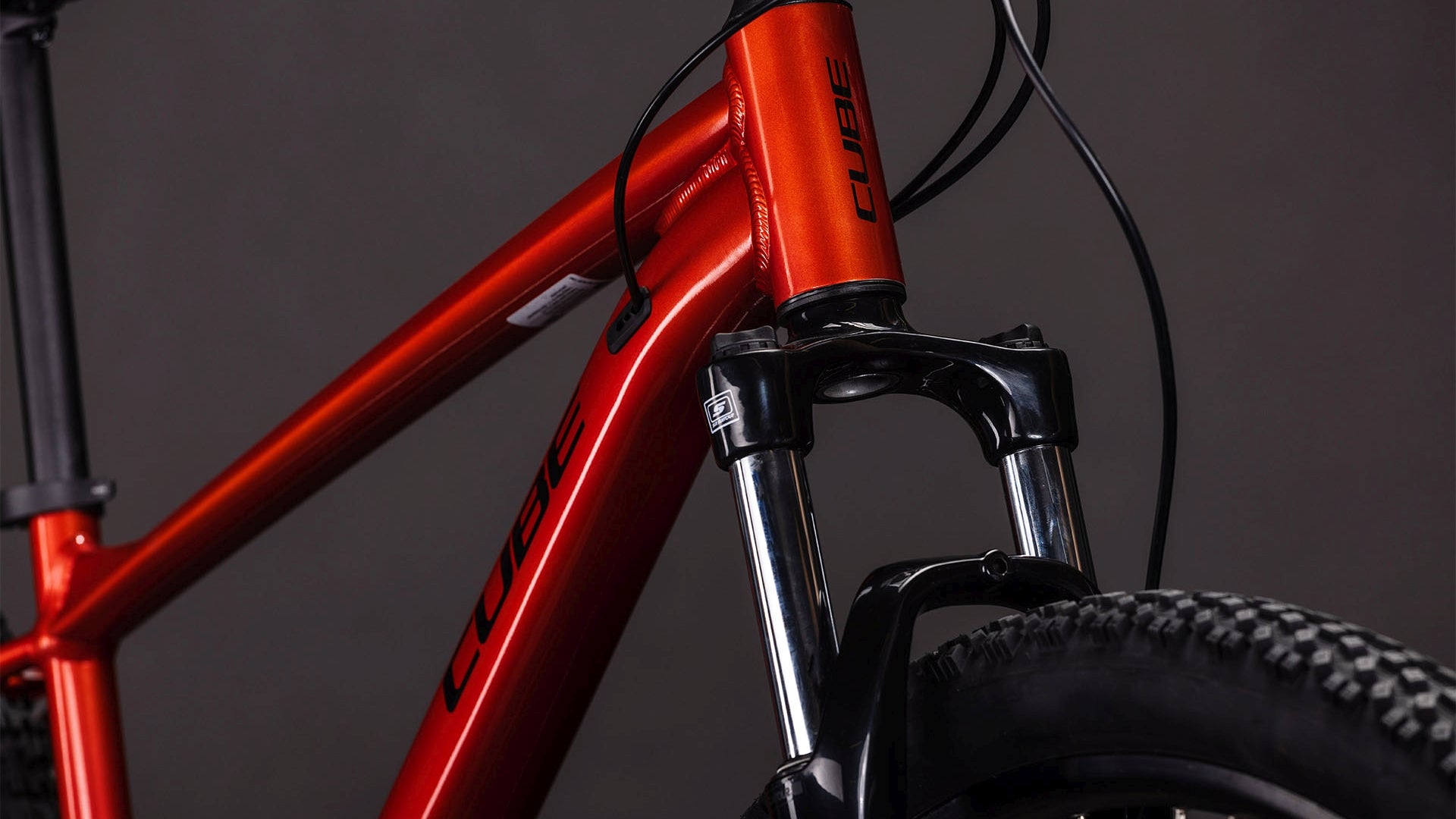 CUBE Aim ONE 2026 sundowner & black vista frontal con horquilla de suspensión