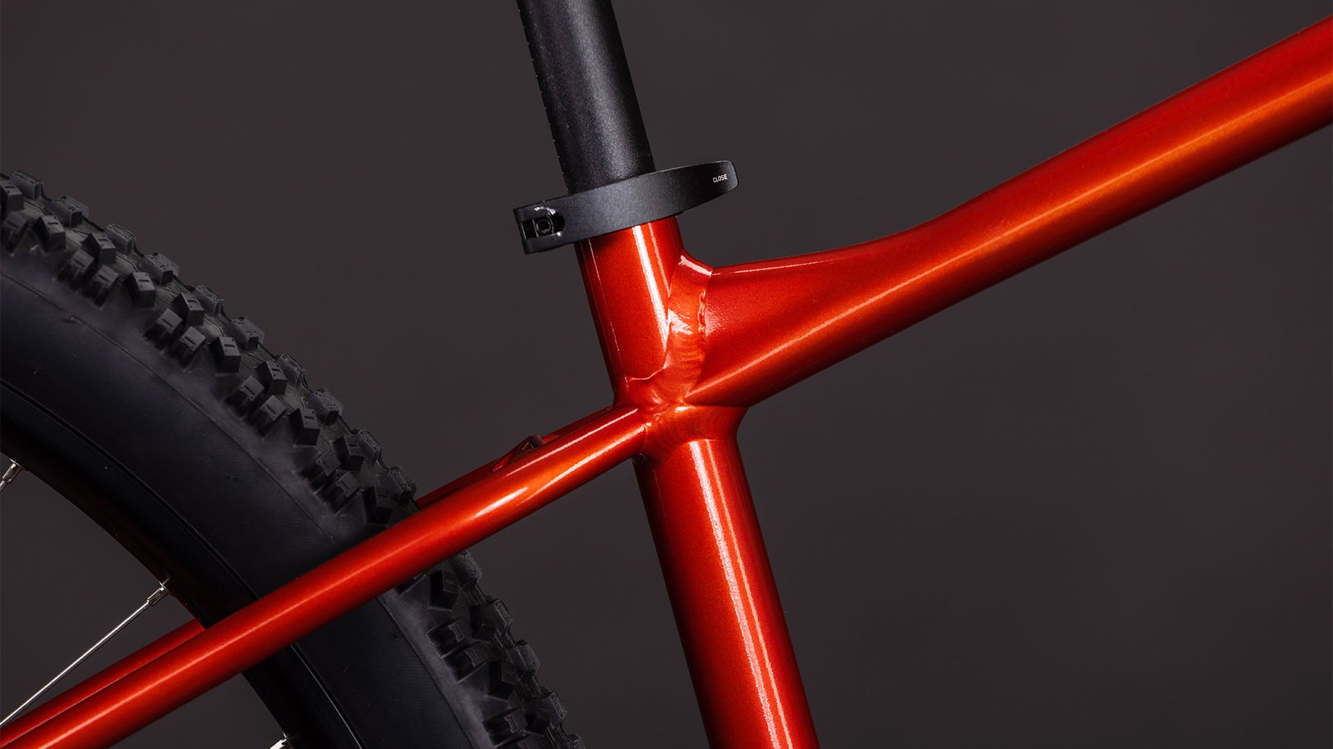 Detalle del cuadro de aluminio CUBE Aim ONE 2026 sundowner & black con logo CUBE