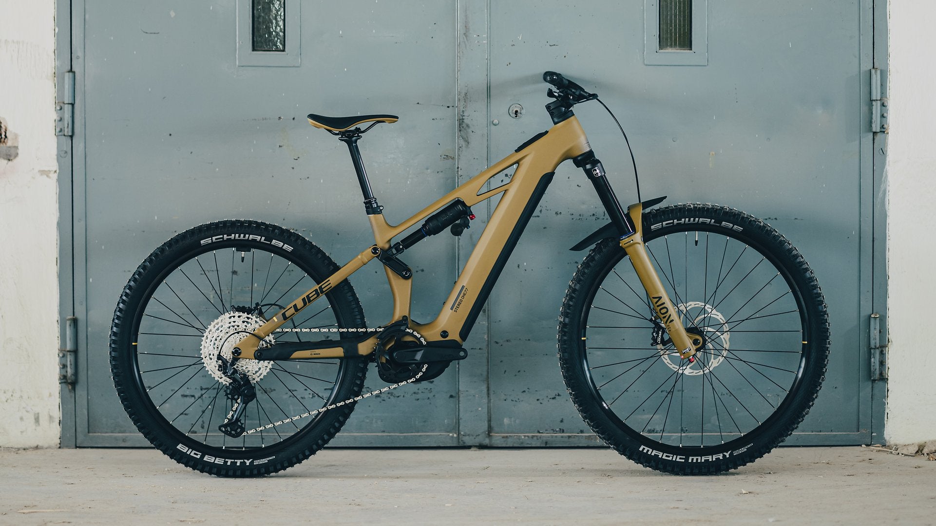ebike 2026 de CUBE con suspesión del mismo color del cuadro, nuevo color y geomtría de carbono epowered by bosch