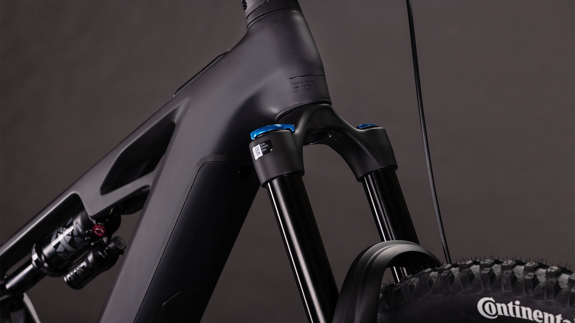 suspension 170mm con configuración de rines mullet en bicicleta full black CUBE stereo hybrid 177 hpc slx 