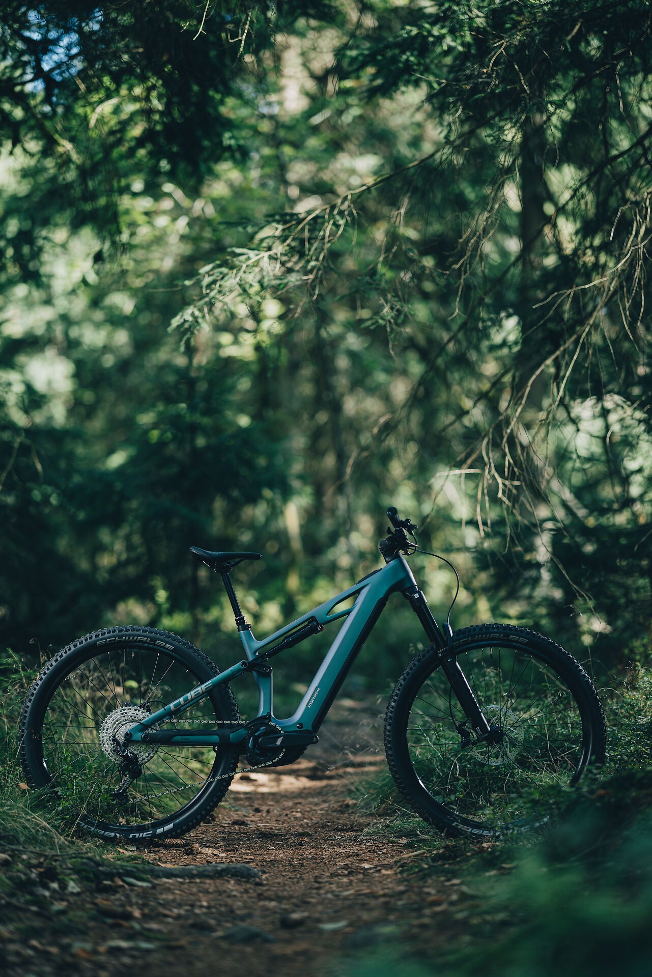 Bicicleta eléctrica CUBE Stereo Hybrid 144 HPC Race 800 para enduro y all-mountain color increible
