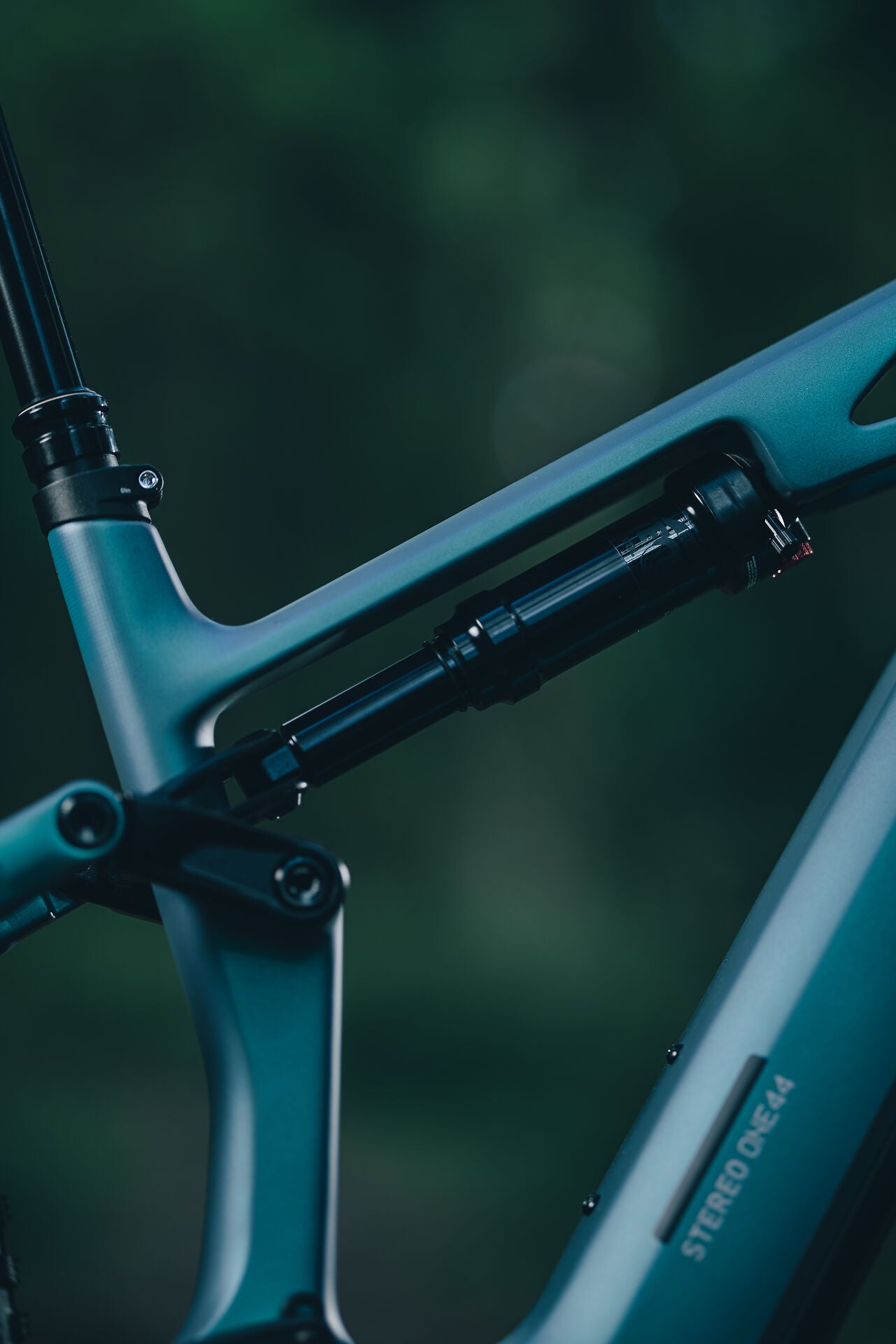 Bicicleta eléctrica de montaña CUBE Stereo Hybrid 144 HPC Race 800 con motor Bosch Performance Line CX
