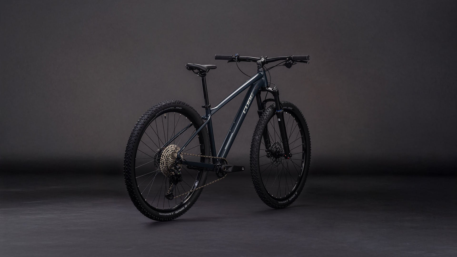 cube attention pro 2026 rigida night and black vista trasera