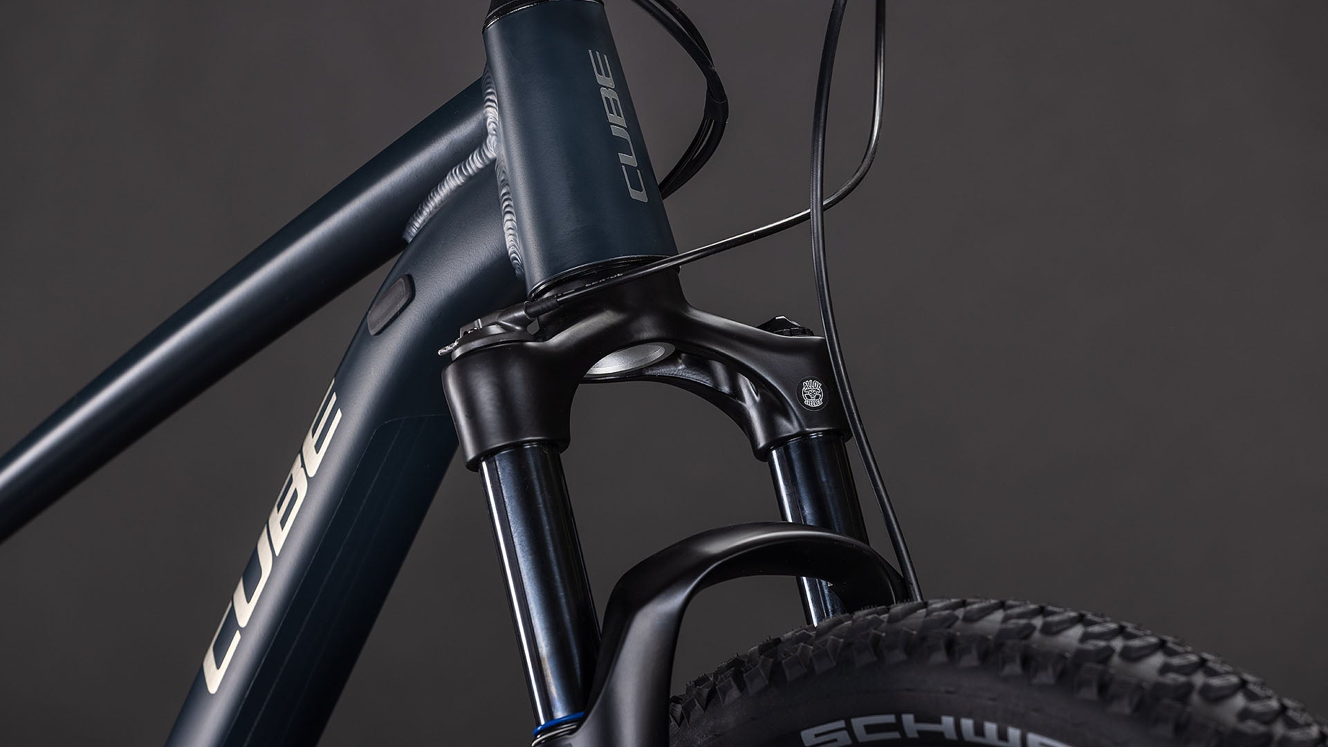 vista frontal bicicleta de montaña 100mm recorrido cube attention pro 2026