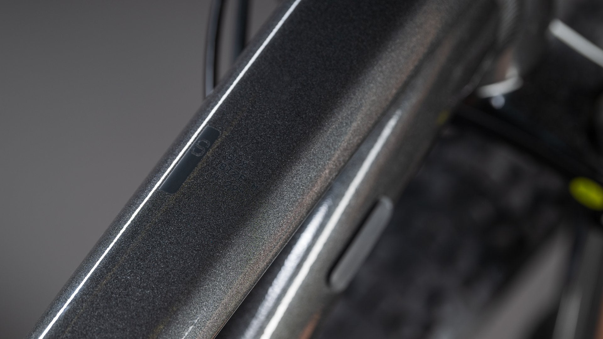 Detalle cuadro aluminio CUBE Aim SLX horquilla SR Suntour